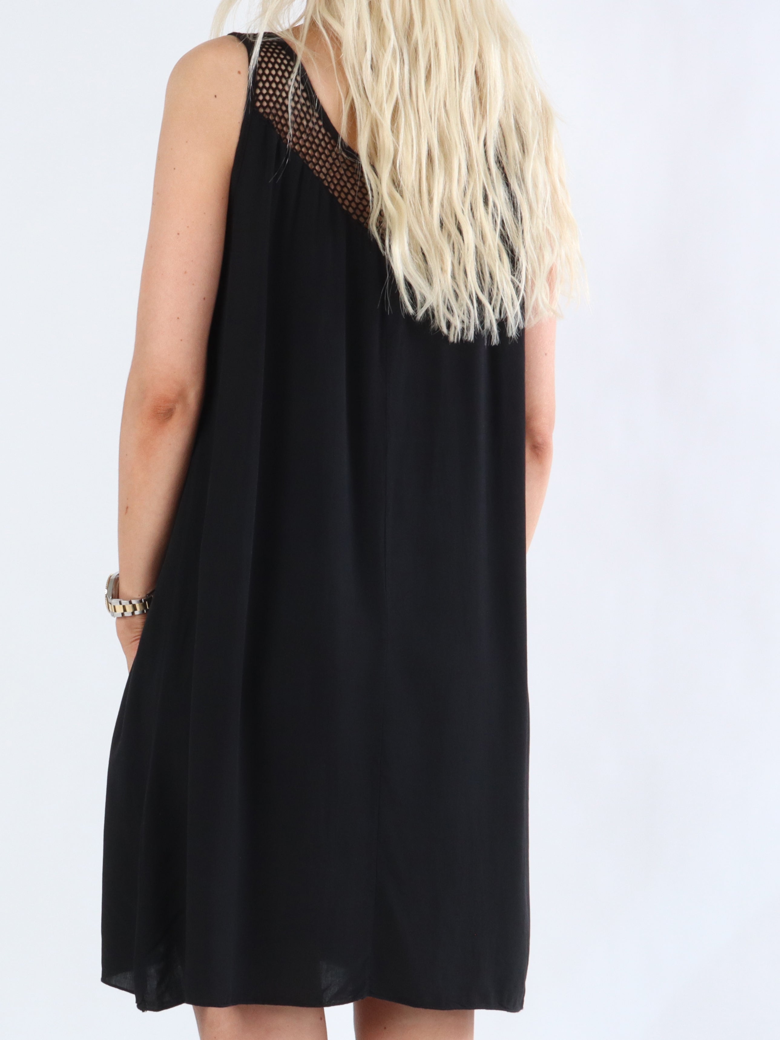 APRILIA - SOMMARKLÄNNING MED NÄTMÖNSTER VID AXLARNA